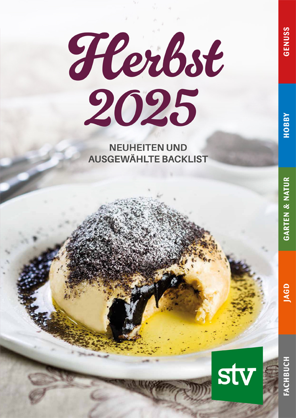 Cover der Herbstvorschau 2025 mit Bild eines Germknödels auf einem Teller