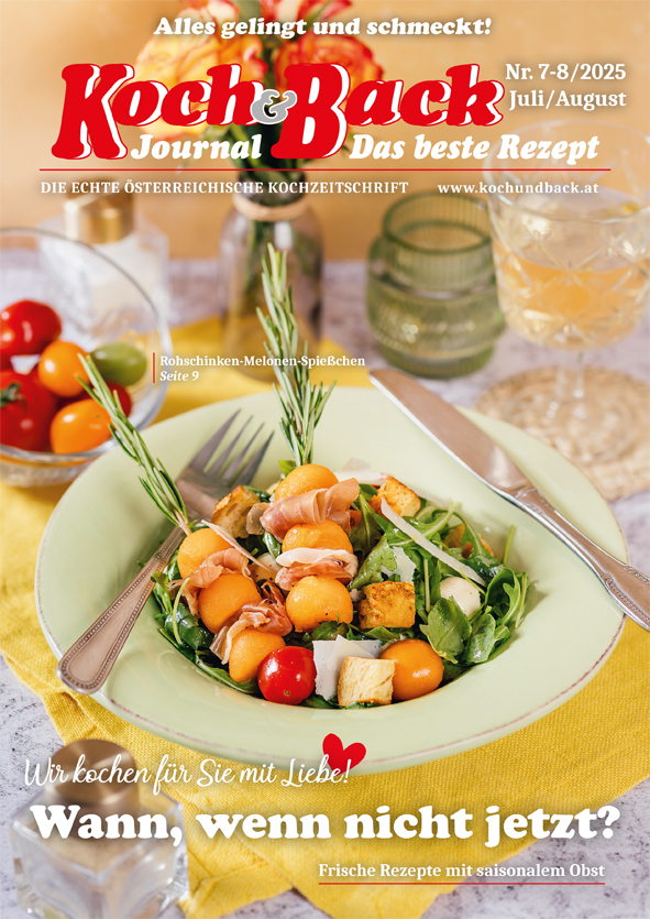 Cover des 'Koch und Back Journals' Nr. 7-8/Juli-August mit einem mit Obst und Gemüse befüllten Teller auf einem gedeckten Tisch