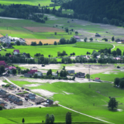 Ein Ortsteil, der überschwemmt wurde. Mehrere Häuser stehen unter Wasser.