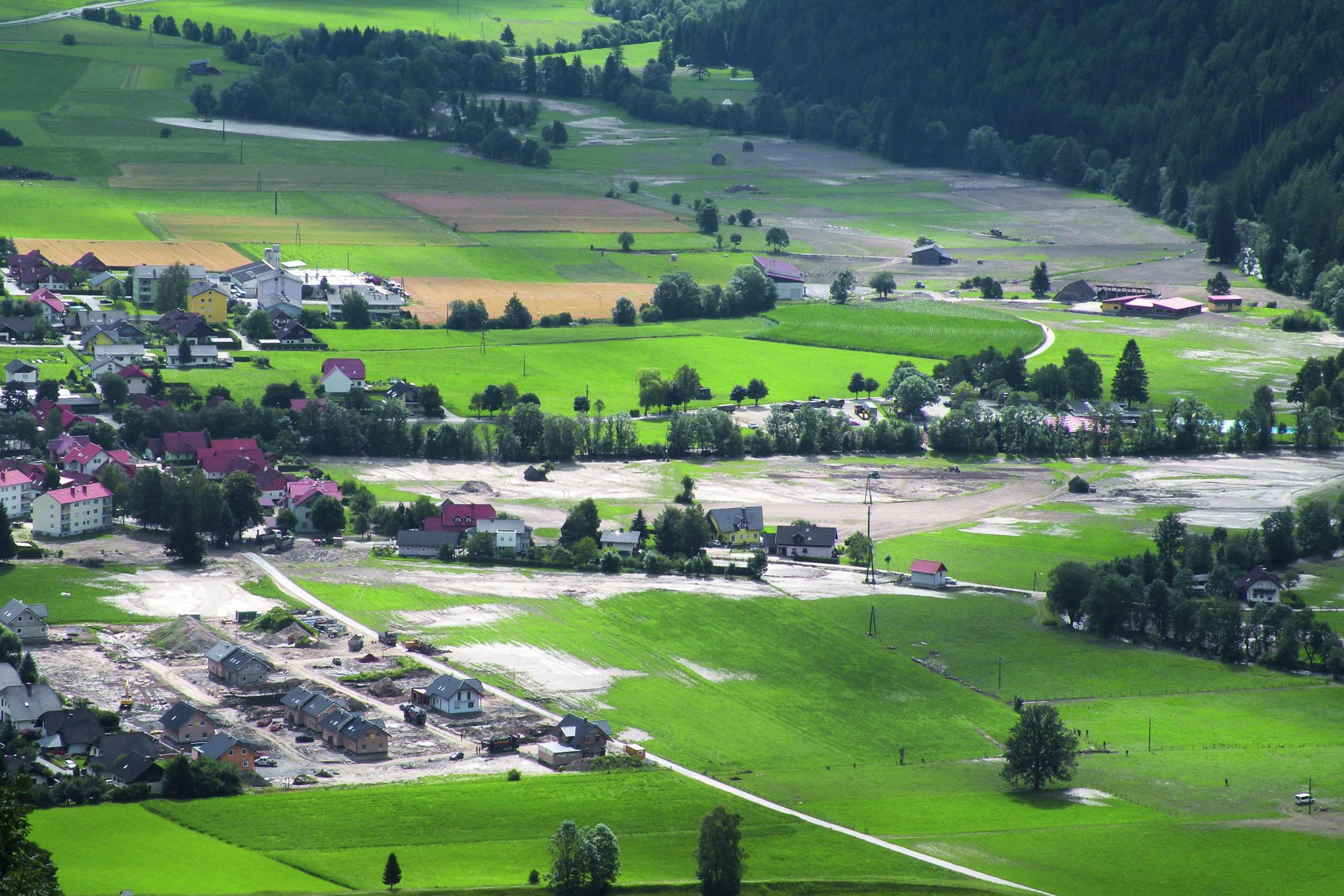 Ein Ortsteil, der überschwemmt wurde. Mehrere Häuser stehen unter Wasser. Ein Ortsteil, der überschwemmt wurde. Mehrere Häuser stehen unter Wasser.