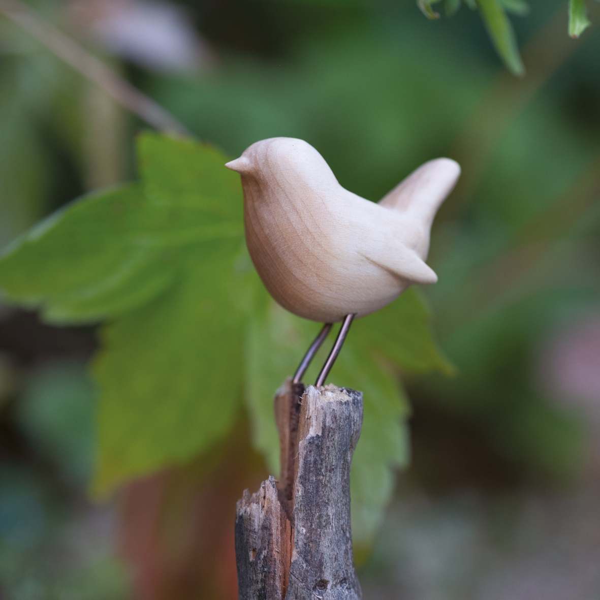 Einfach Tiere schnitzen18_C_Wouter de Bruijn, Hintergrund shutterstock_The Mount Bird Studio Geschnitzte Figur eines Vogels