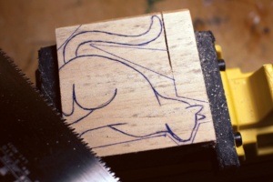 Ein Stück Holz, auf dem eine Katze aufgezeichnet ist Ein Stück Holz, auf dem eine Katze aufgezeichnet ist