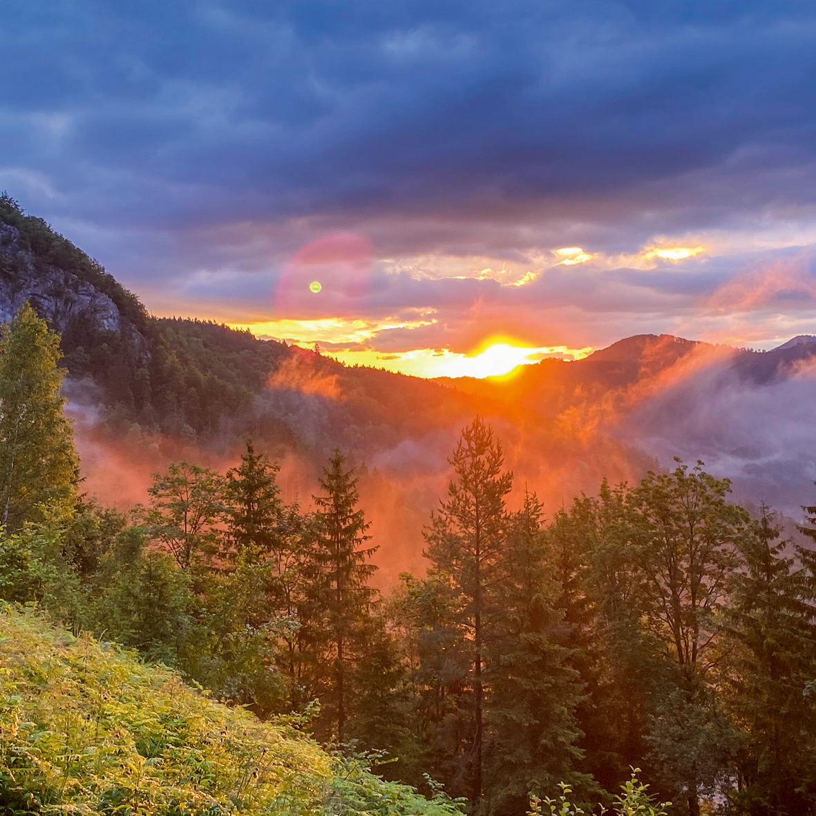 Sonnenaufgang hinter Bergen