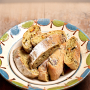 Mehrere Stücke des Pilz-Ciabattas liegen auf einem Teller