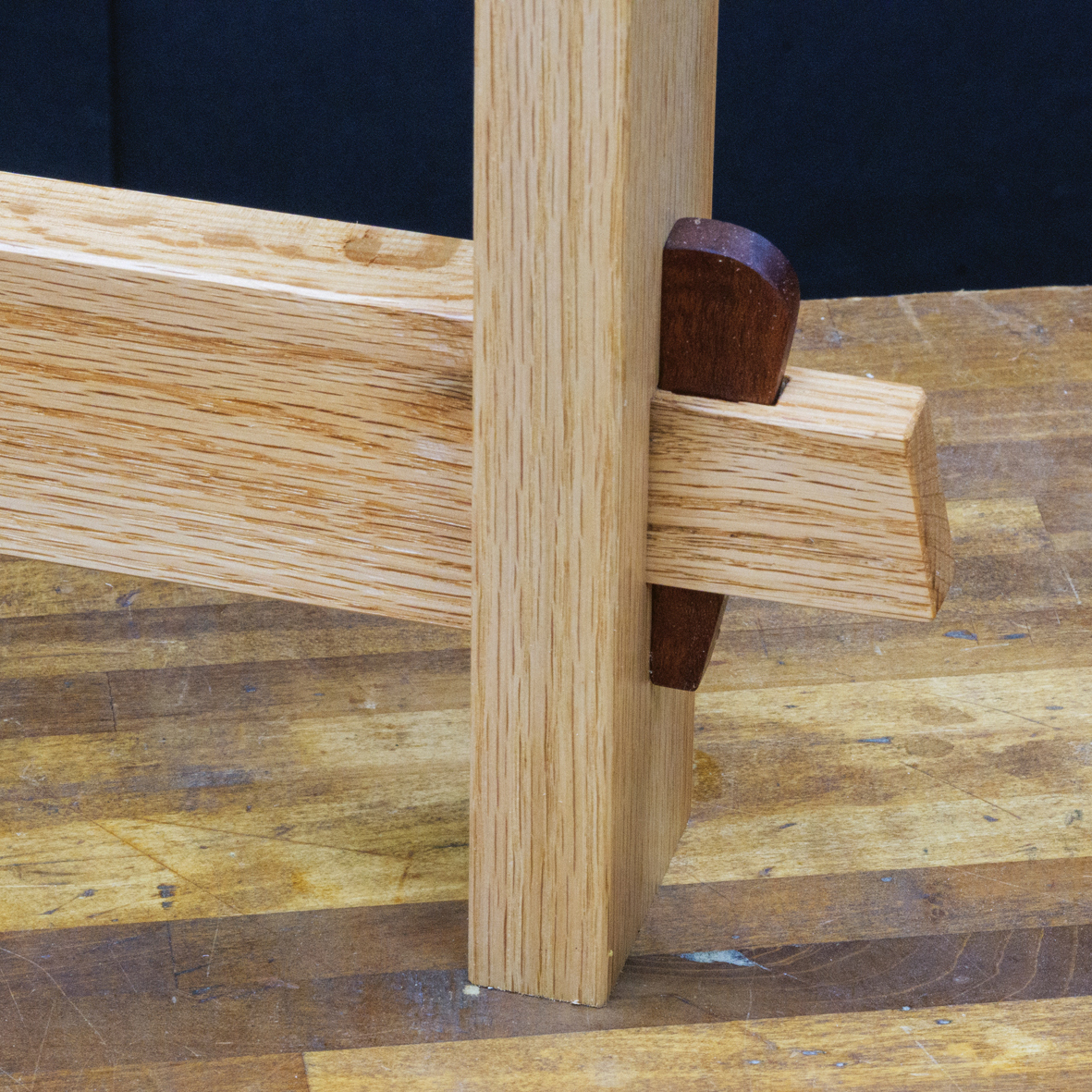 Zwei Holzstücke die mittels eines weiteren Holzstücks im rechteckigen Winkel verbunden sind