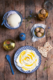 Mehrere Schalen stehen auf einem Tisch, gefüllt mit einer Labneh-Kugel, Labneh-Frischkäse und kleinen Labneh-Bällchen