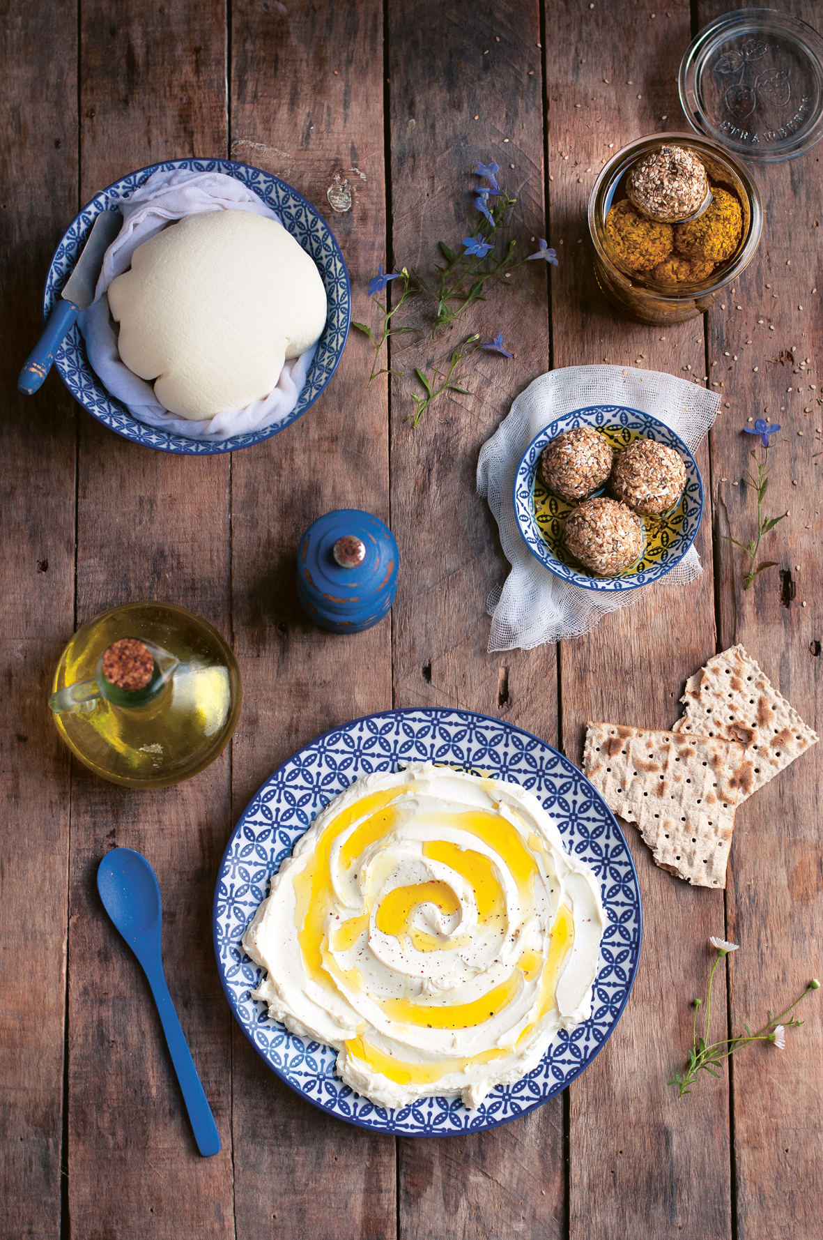 Mehrere Schalen stehen auf einem Tisch, gefüllt mit einer Labneh-Kugel, Labneh-Frischkäse und kleinen Labneh-Bällchen Mehrere Schalen stehen auf einem Tisch, gefüllt mit einer Labneh-Kugel, Labneh-Frischkäse und kleinen Labneh-Bällchen