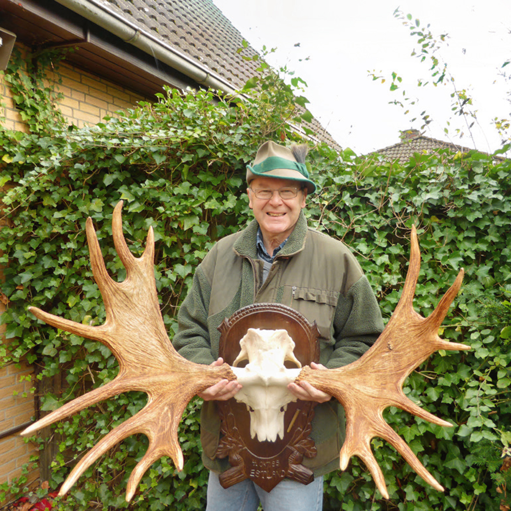 Der Autor hält ein Hirschgeweih in die Höhe