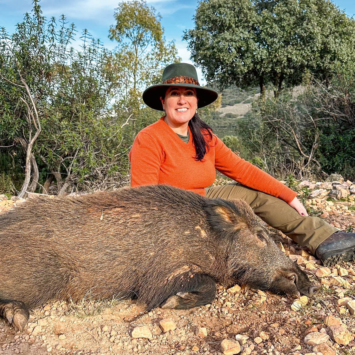 Eva Maria Schrittwieser kniet hinter einem geschossenem Wild