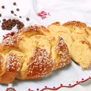 Ein Allerheiligenstriezel liegt auf einer weiß-rote Stoffserviette.