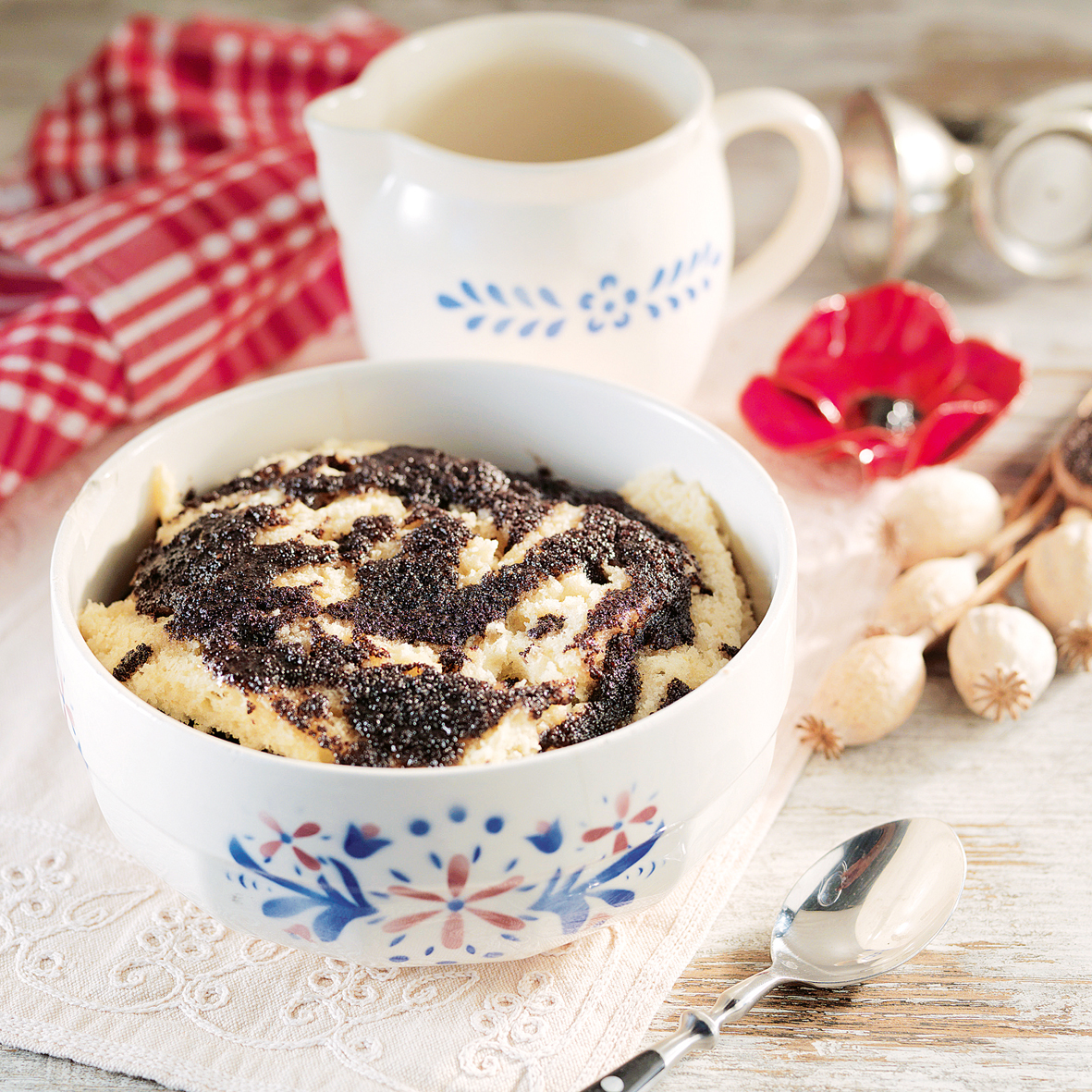 Die echte österreichische Küche122, Gangene Nudeln_C_Günter Hauer Mohnnudeln in einer Schüssel, daneben steht ein Milchkännchen