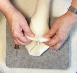 Fantastisches Nadelfilzen36_C_Claudia Marie Lenart -4 Den Filz wird unten gefalten und in den Kegel gesteckt.