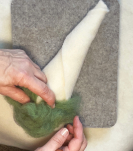 Fantastisches Nadelfilzen36_C_Claudia Marie Lenart -5 Grüne Wolle wird entlang des Kegels unten gewickelt