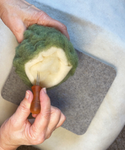 Fantastisches Nadelfilzen37_C_Claudia Marie Lenart -7 Den Baum nach Bedarf mit mehr Kernwolle füllen und diese einfilzen