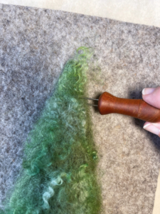 Fantastisches Nadelfilzen37_C_Claudia Marie Lenart -9 Eine Locke wird ganz oben auf der Spitze angefilzt