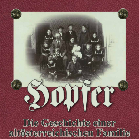 Cover des Buches 'Hopfer' mit einen schwarz-weiß Familienbild
