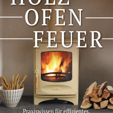 Cover des Buches 'Holz - Ofen - Feuer' mit einem Ofen in dem ein Feuer lodert und daneben liegt ein Stapel Holzscheide