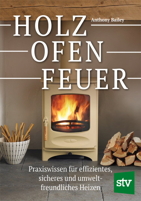 Cover des Buches 'Holz - Ofen - Feuer' mit einem Ofen in dem ein Feuer lodert und daneben liegt ein Stapel Holzscheide