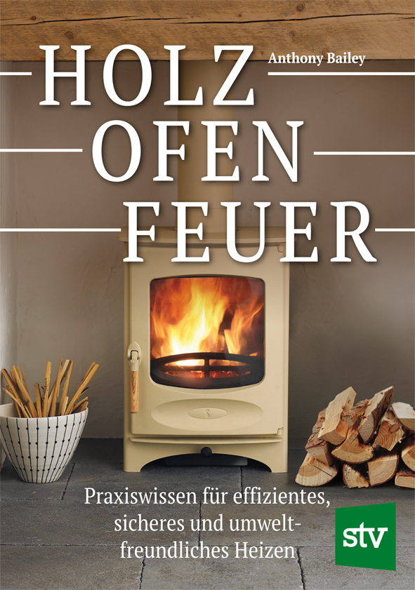Cover des Buches 'Holz - Ofen - Feuer' mit einem Ofen in dem ein Feuer lodert und daneben liegt ein Stapel Holzscheide