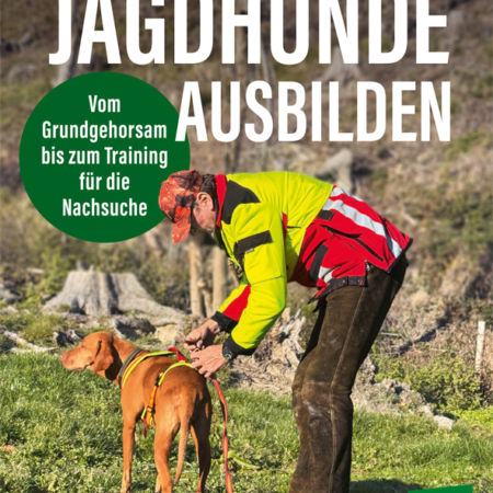Cover des Buches "Jagdhunde ausbilden" mit einem Mann in Jagdkleidung der einem Hund eine Leine anlegt