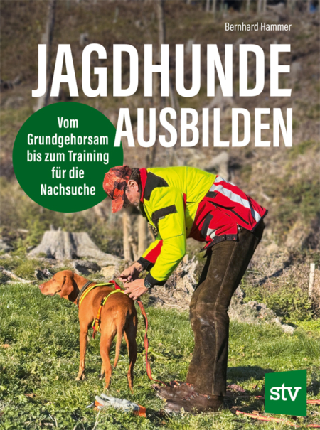 Cover des Buches "Jagdhunde ausbilden" mit einem Mann in Jagdkleidung der einem Hund eine Leine anlegt