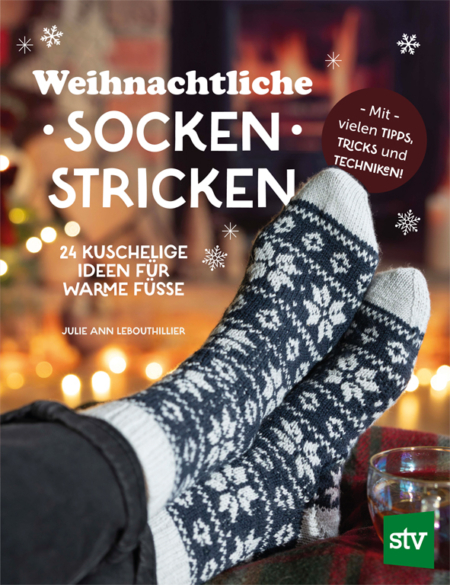 Cover des Buches 'Weihnachtliche Socken stricken' mit einem Paar Füßen in gestrickten Sochen mit Schneeflocken-Muster