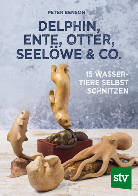 Cover des Buches "Delphin Ente Otter Seelöwe und Co." mit einem geschnitzen Fisch, Biber, Eisbär und Oktopus