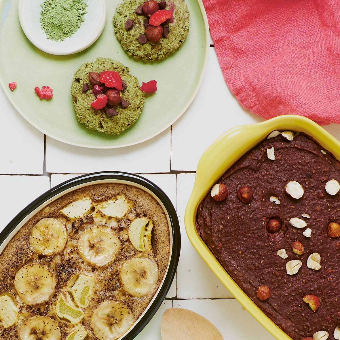 Auflaufformen mit Bananenkuchen, Schokokuchen und ein Teller mit Keksen