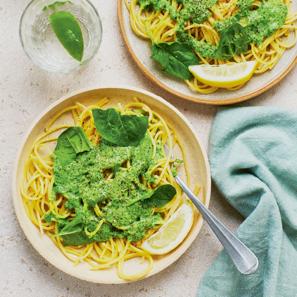 Ein Teller mit Pasta und grünem Pesto