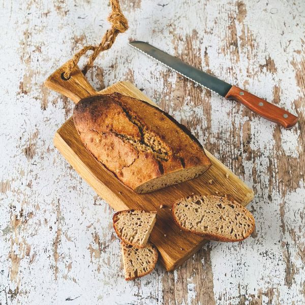 1 Ein angeschnittener Laib Brot liegt auf einem Brett.